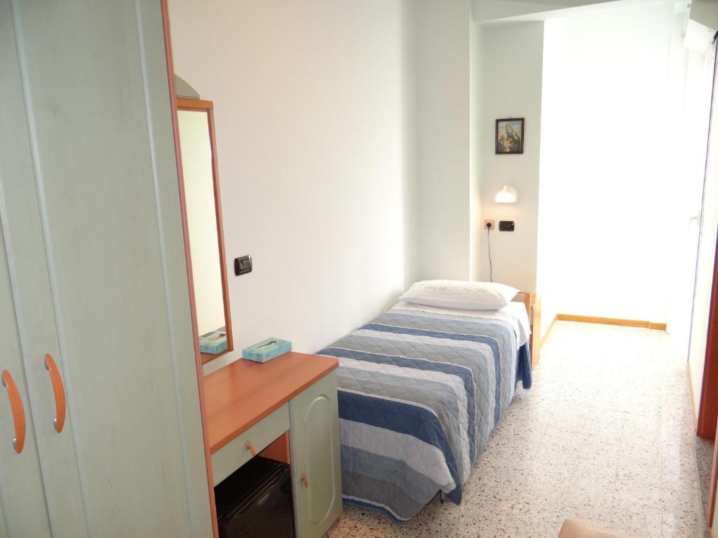 Hotel Aquila D'Oro Misano Adriatico Quarto foto